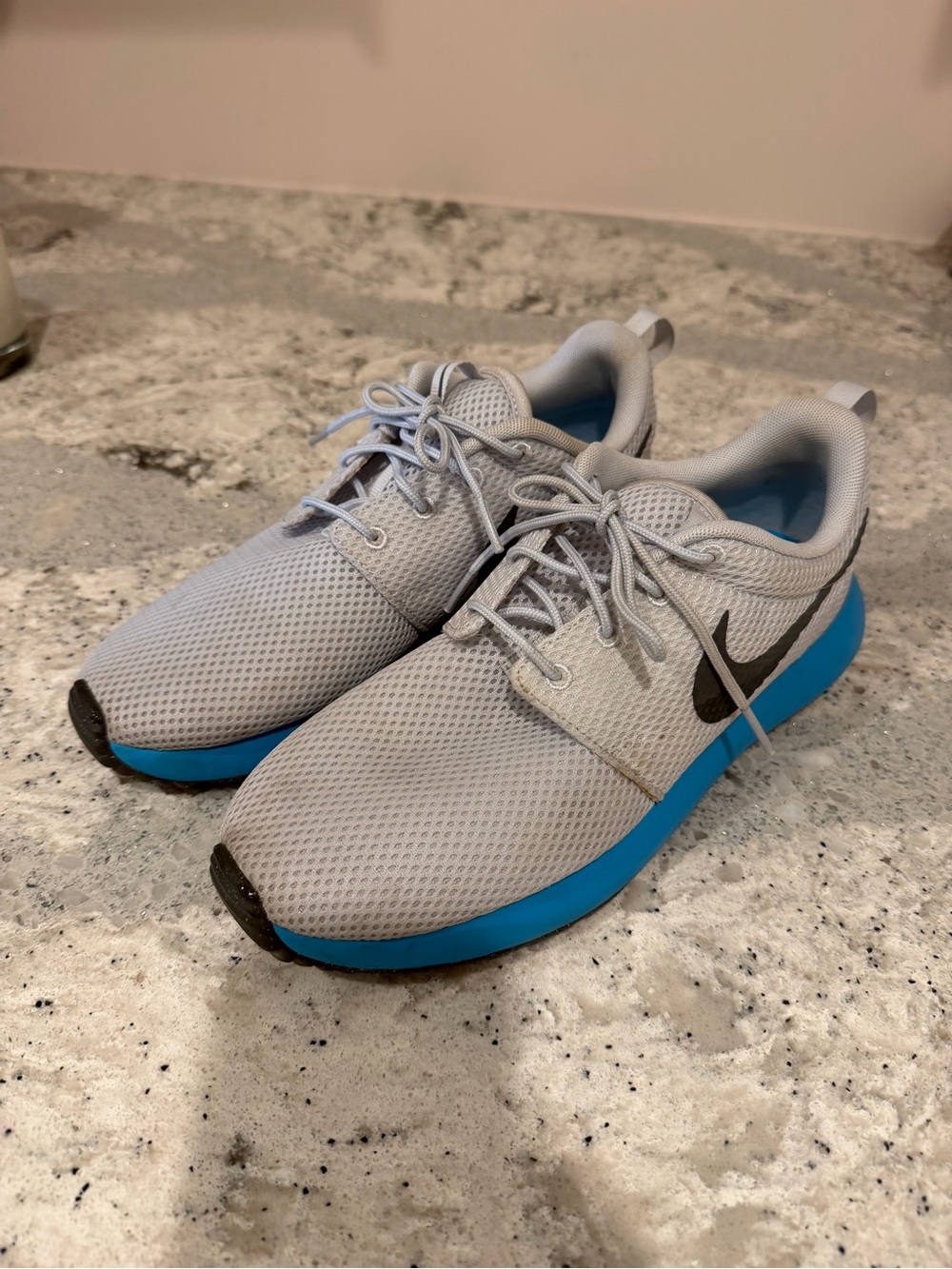 Nike Men’s Light Gray Mesh Golf Shoes with Blue Sole size 7.5
